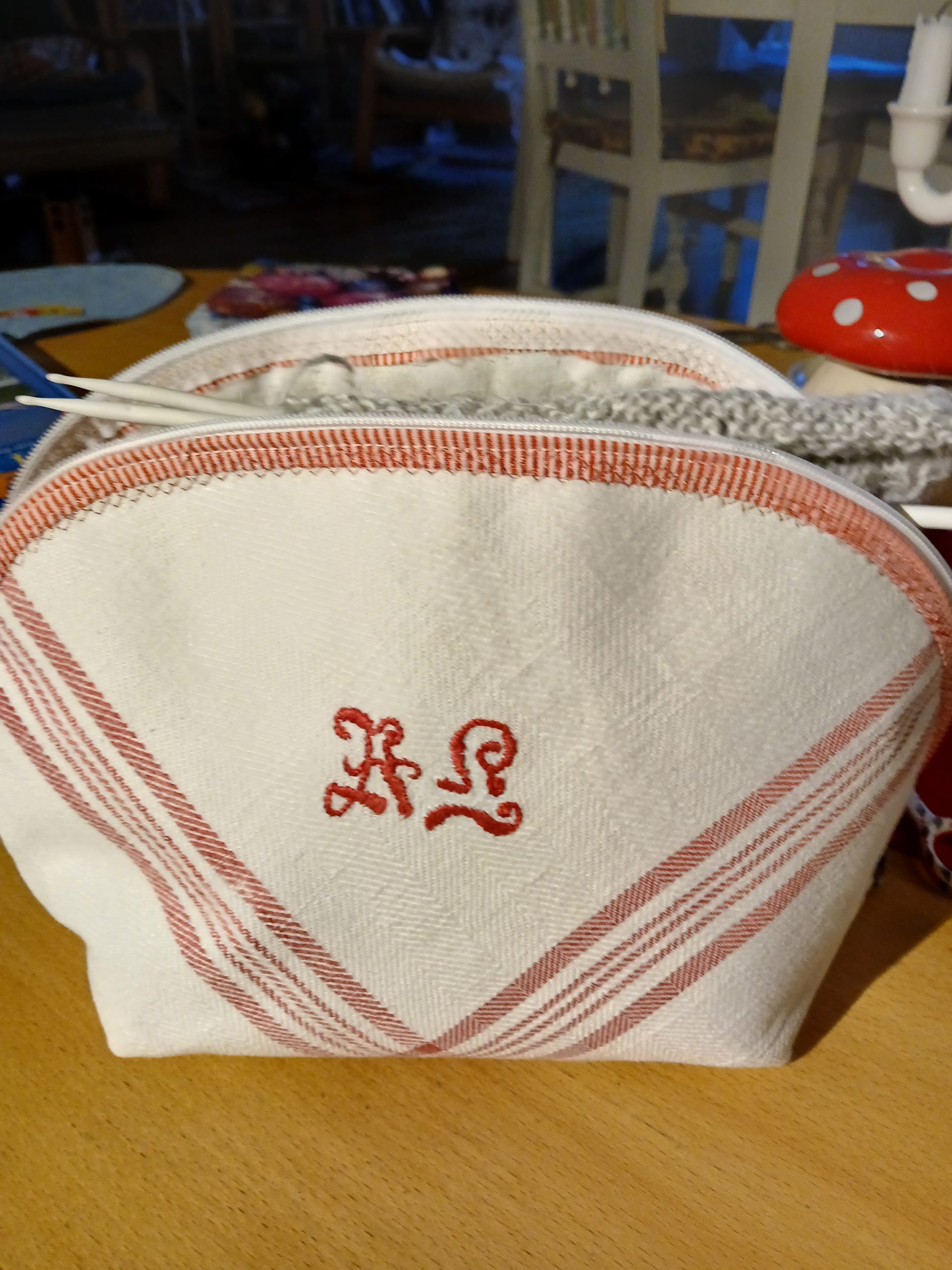 En necessär av en rödvit kökshandduk