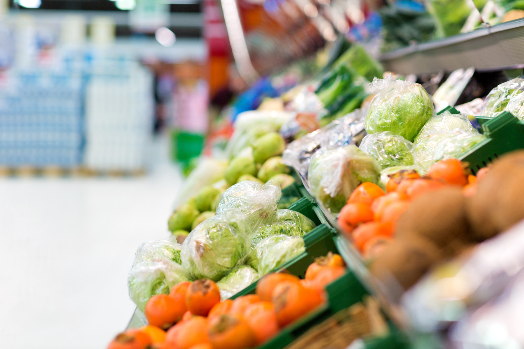 matbutik Frukt och grönt i en matbutik med suddig bakgrund